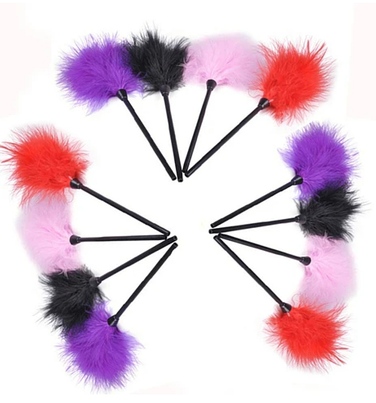 Перышко красное DS Fetish на длинной ручке, 40 см