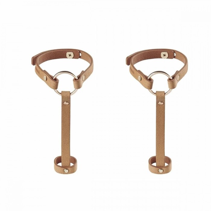 Пара браслетів на зап'ясті та палець Bijoux Indiscrets MAZE Hand Bracelet Harness Brown, екошкіра