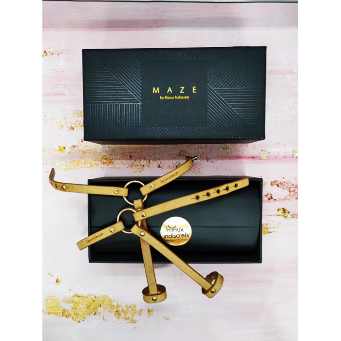 Пара браслетів на зап'ясті та палець Bijoux Indiscrets MAZE Hand Bracelet Harness Brown, екошкіра