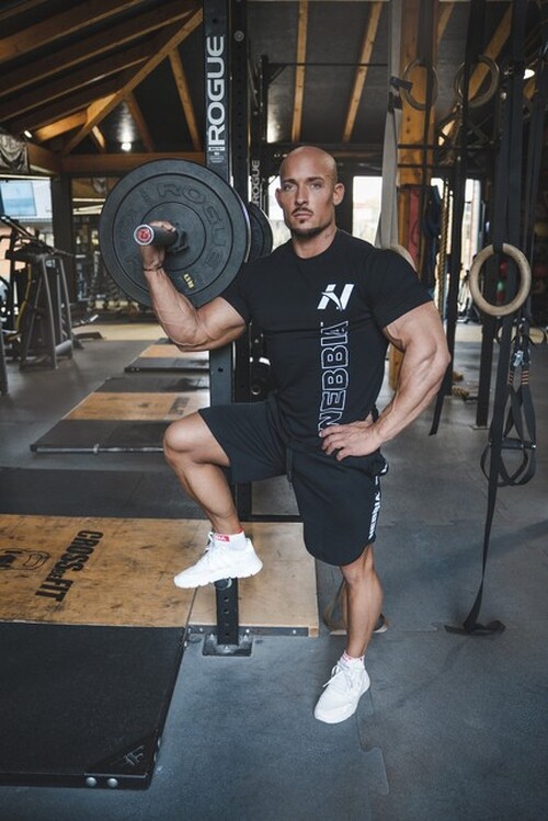 ФУТБОЛКА VERTICAL LOGO NEBBIA T-SHIRT BLACK 293