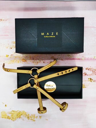 Пара браслетів на зап'ясті та палець Bijoux Indiscrets MAZE Hand Bracelet Harness Brown, екошкіра